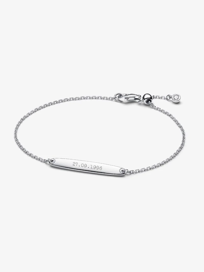 Armband med Bricka från Pandora Moments i sterlingsilver med Cubic Zirconia-stenar.