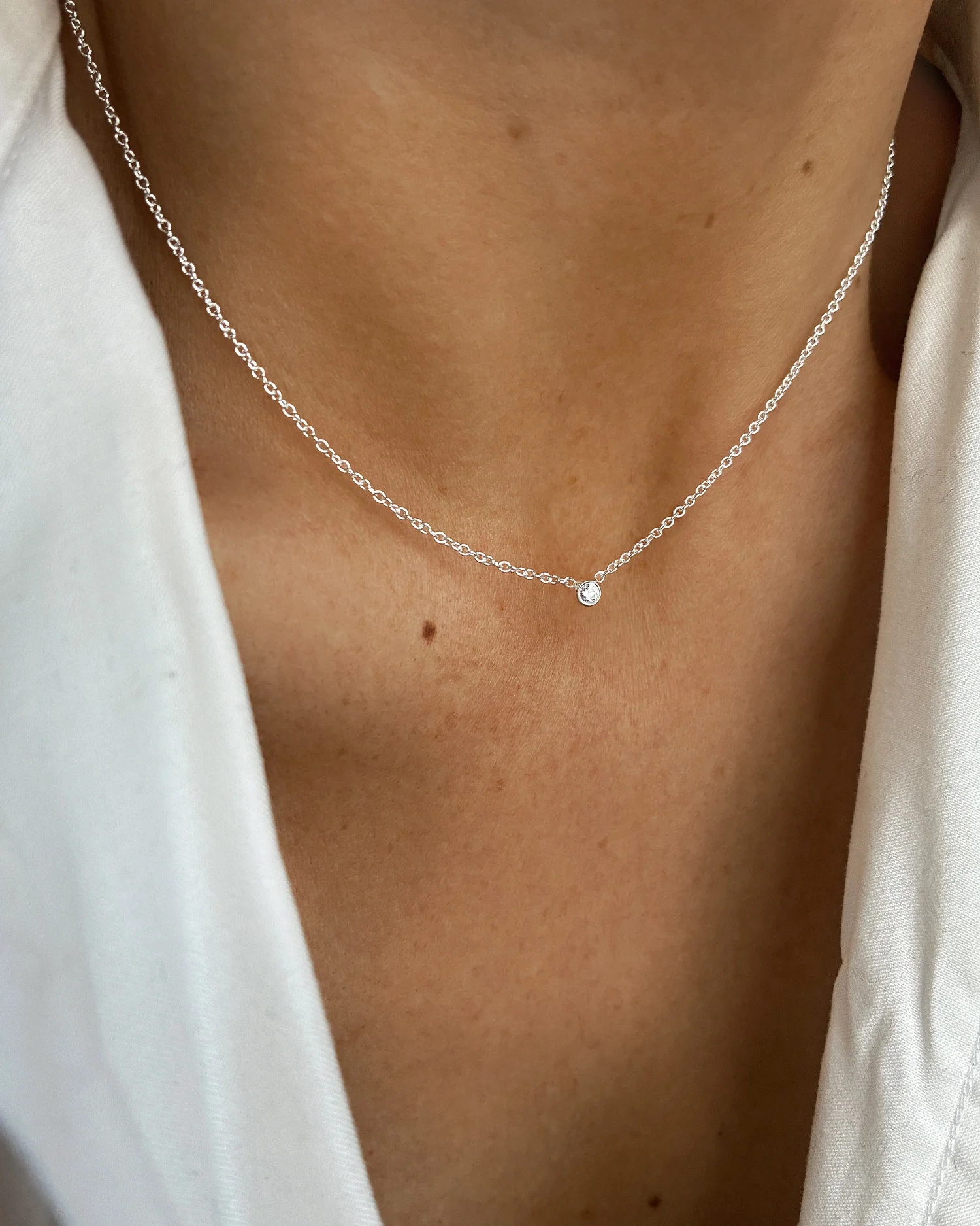 silverhalsband med vit topas och tidlös
