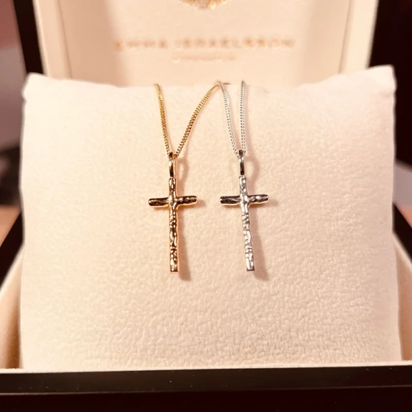 Organic Cross Necklace Gold - Emma Israelsson - 1-2 dagars leverans &  gratis paketinslagning