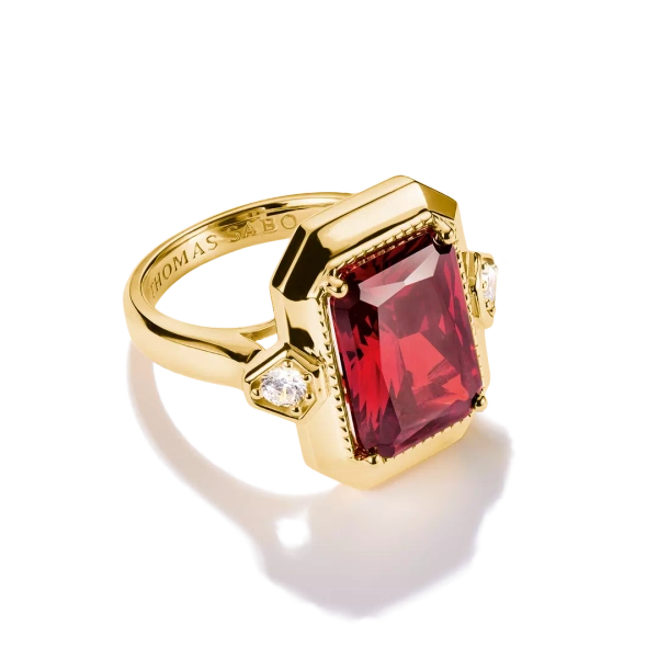 Röd Elyndra Cocktail Ring Guld från Thomas Sabo med oktagonformad röd zirkonia och två vita stenar på guldpläterat silver.