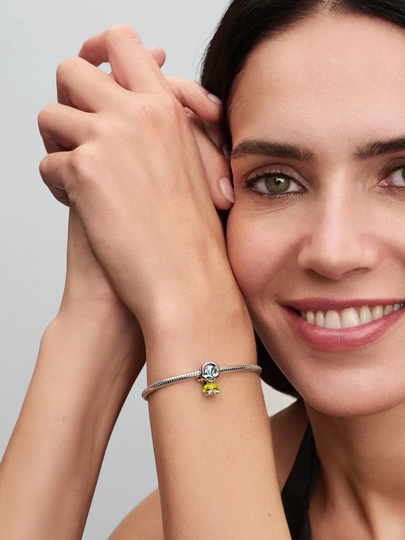 Snötvit Berlock. Bär med stolthet denna charmiga berlock inspirerad av den klassiska sagan om Snövit. En symbol för mod och äventyr