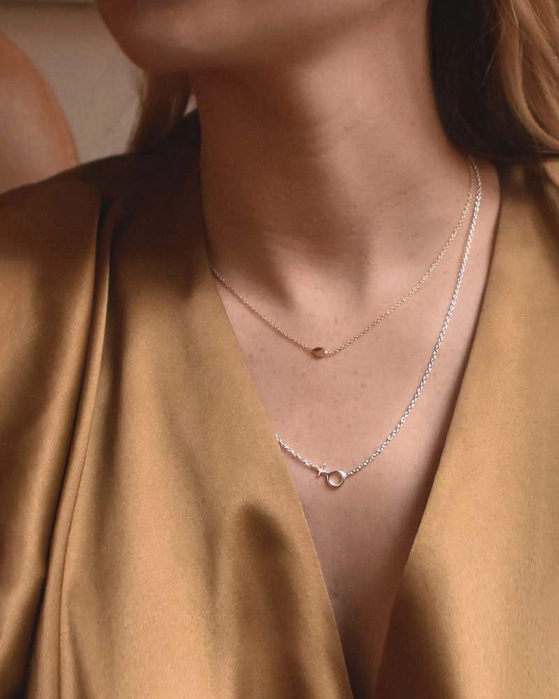 Women Unite Small Necklace - Drakenberg Sjölin Halsband - Snabb frakt & paketinslagning - Nordicspectra.se