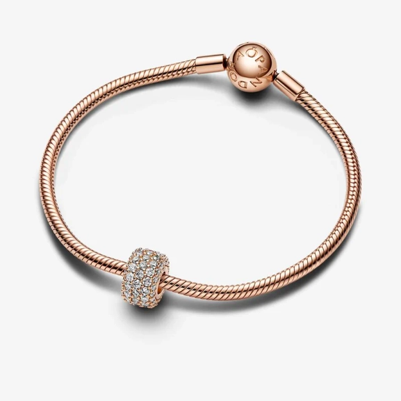 Rund Berlock med Glittrande Stenar Rosé - PANDORA - Snabb leverans & paketinslagning - Nordic Spectra