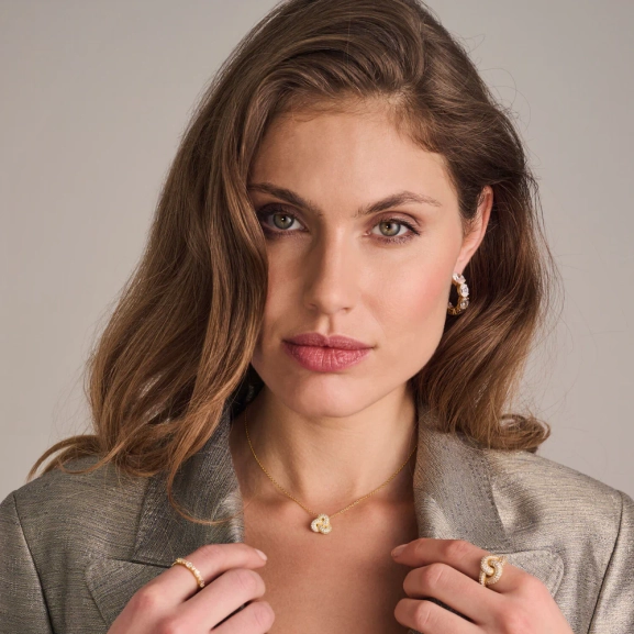 elegante Ringe aus 18 Karat vergoldetem Silber mit funkelnden Zirkonia.