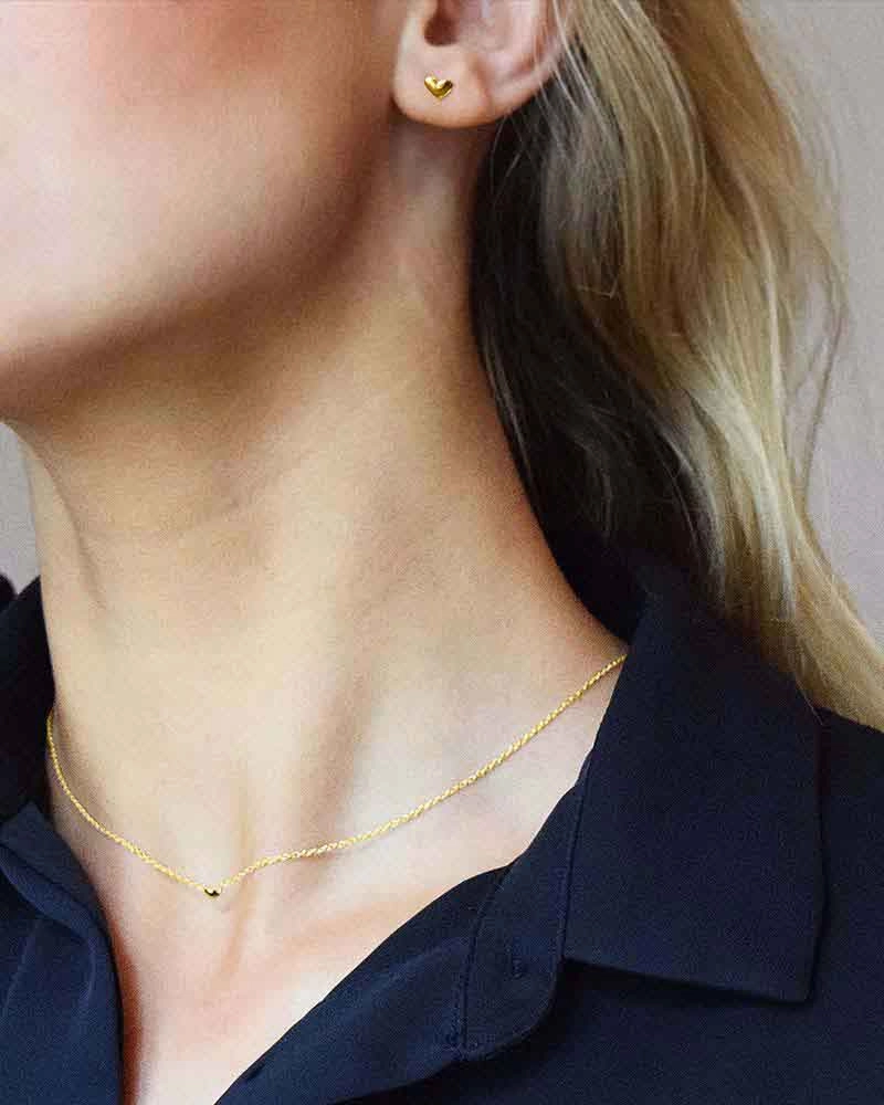 Loving Heart Medium Studs Gold - Drakenberg/Sjölin - Suuri valikoima & ilmainen lahjapaketointi - Nordicspectra.fi