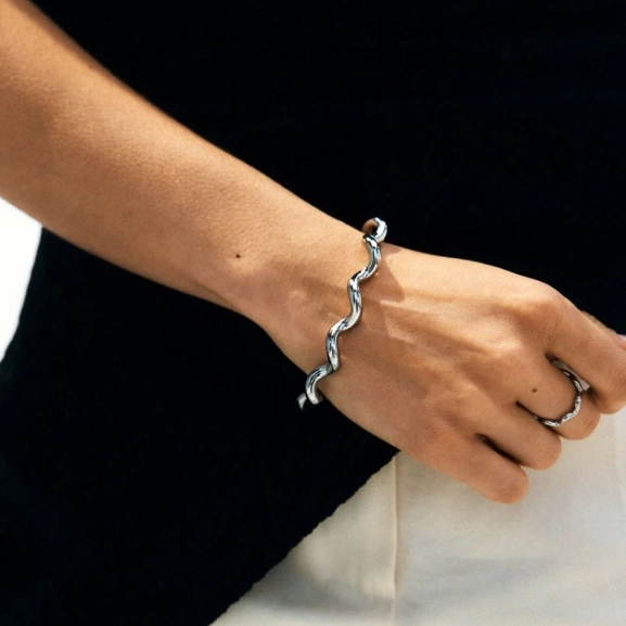 smal design med tidlös och feminin känsla.