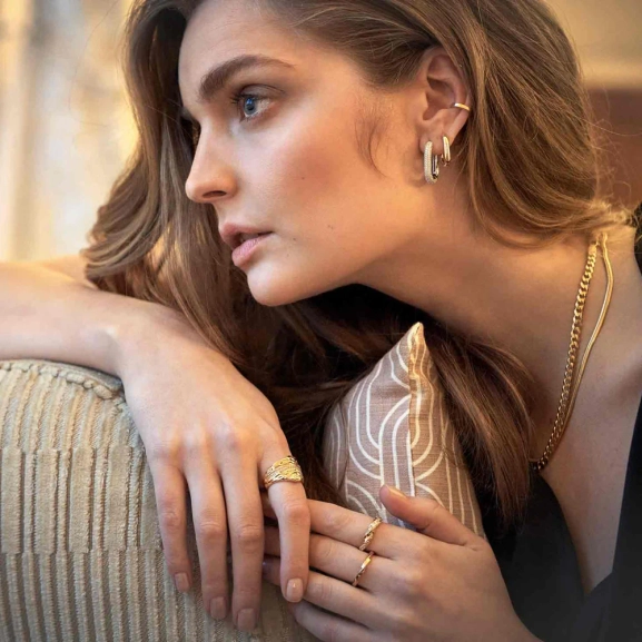 Capri Piccolo Örhängen i silver med gnistrande Cubic Zirconia-stenar från Sif Jakobs Capri-kollektion.