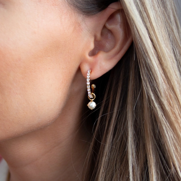 Bella Loop Earrings Gold Pearl Crystal - Caroline Svedbom - Snabb frakt & paketinslagning - Nordicspectra.se