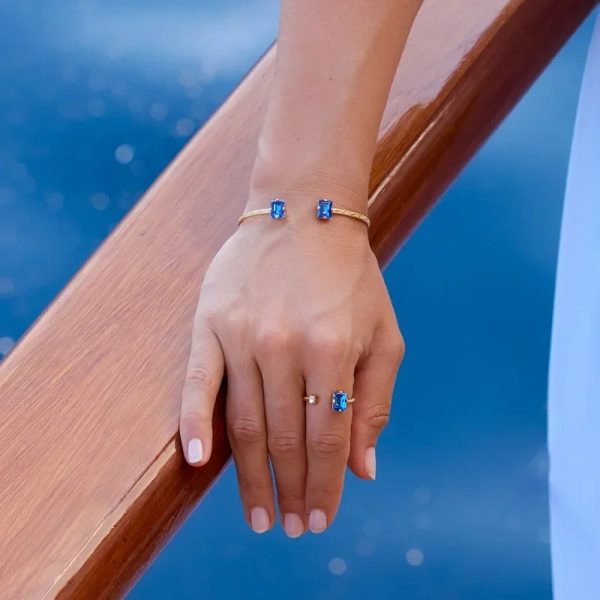 säädettävä Diora-sormus sinisillä Swarovski-kristalleilla Caroline Svedbomin suunnittelema