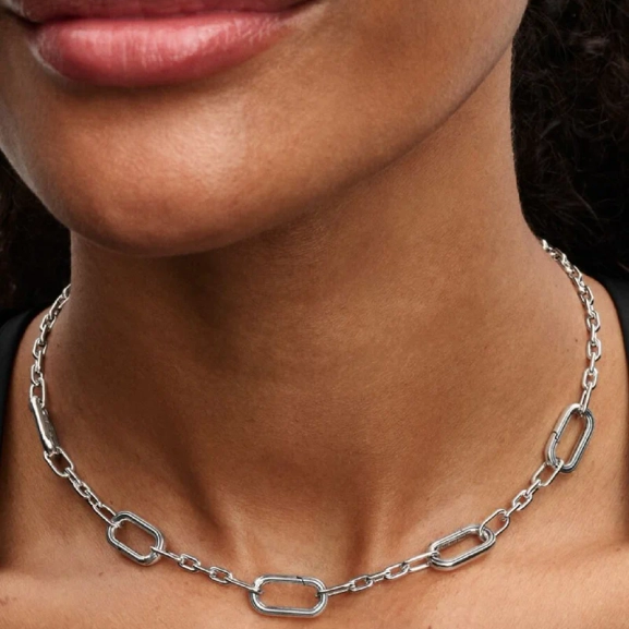 Elegant halsband med fem länkar i äkta silver från Pandora ME kollektionen. Skapa din unika stil med upp till 2 charmiga hängberlocker eller 8 minihängberlocker. Låt din kreativitet flöda!