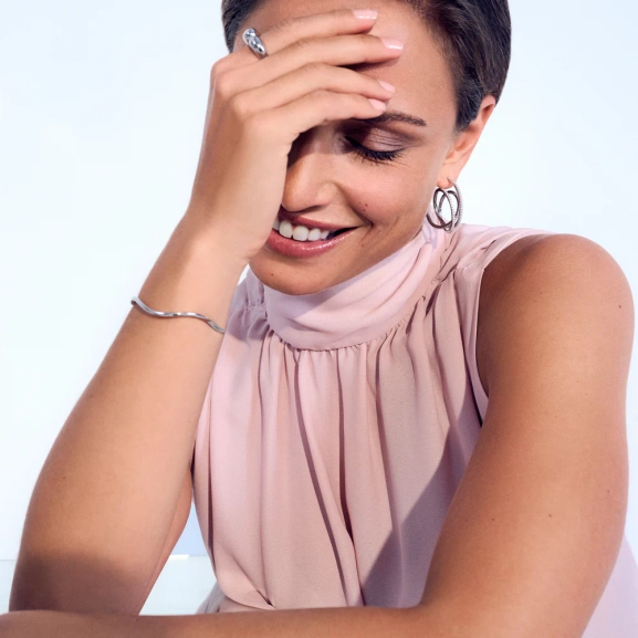 Ellera Waves Pianura Bangle i elegant silver från Sif Jakobs