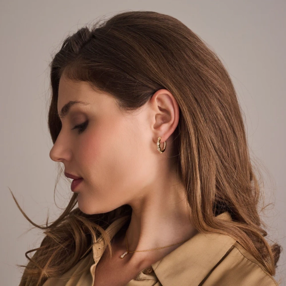 eleganta ovala örhängen i 18K guldpläterat silver med gnistrande cubic zirconia.