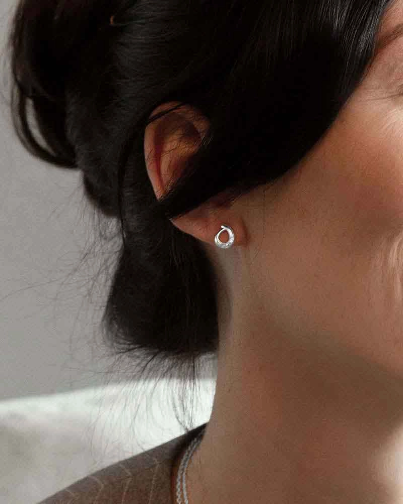 Ocean Drop Studs - Drakenberg Sjölin Örhängen - Snabb frakt & paketinslagning - Nordicspectra.se