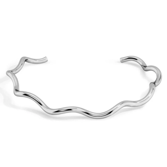 vilande mjukt mot nyckelbenen.