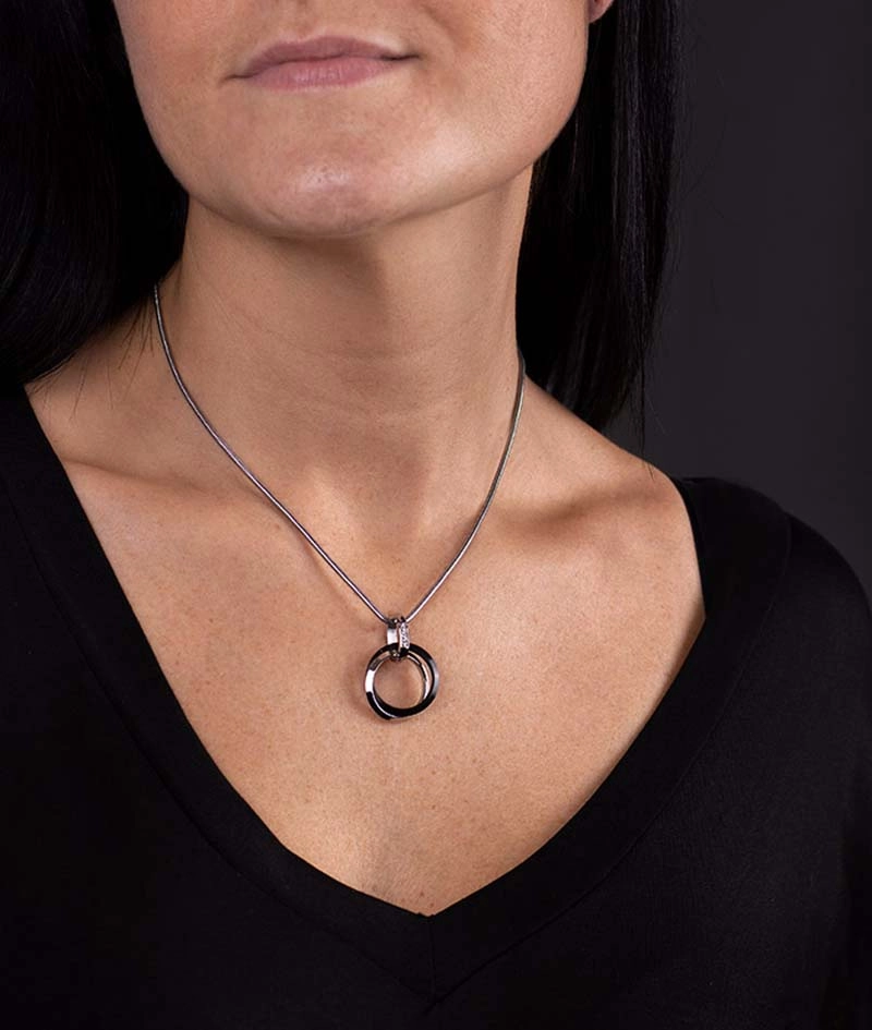 CAROLIN Kort Halsband Svart Stål - Astrid & Agnes - Snabb frakt & paketinslagning - Nordicspectra.se
