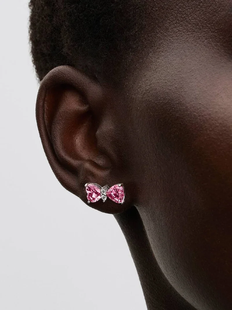 Rosa Rosetter Örhängen från Pandora. Fånga din eleganta stil med dessa vackra stiftörhängen dekorerade med hjärtformade rosa och klara zirkoniastenar. Perfekt accessoar för glamour och stil.