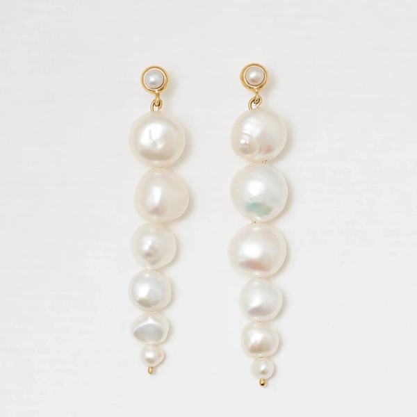 Drop Pearl Earrings Gold: Eleganta örhängen i 14K guldpläterat silver med sötvattenpärlor