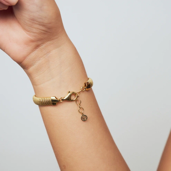 tillverkat i 18K guldpläterat silver