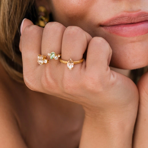 jossa kimaltelevaa krysoliittia ja kevyitä silkinvärisiä kristalleja.