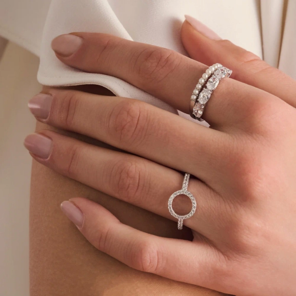 Ellisse Cinque Ring i silver med gnistrande cubic zirconia-stenar från Sif Jakobs