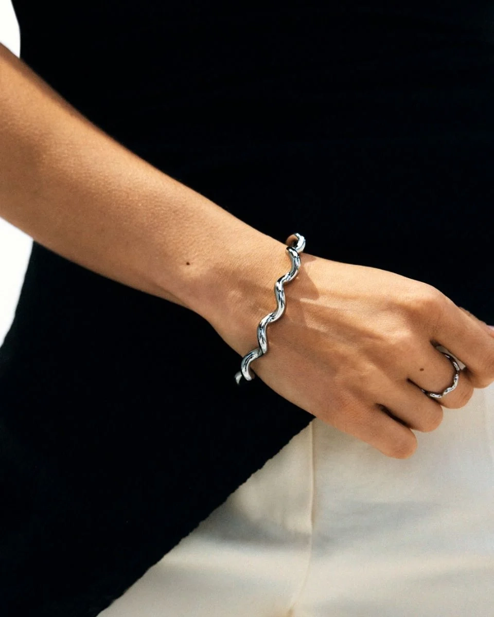 smal design med tidlös och feminin känsla.