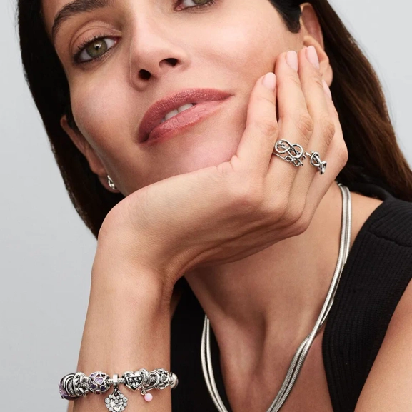 utskurna mönster och gnistrande stenar. En blickfångare som hyllar moderskapets lekfulla sida.