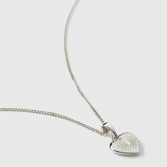 Sunburst Heart Necklace Silver med hjärthänge i återvunnet silver och solstrålemönster