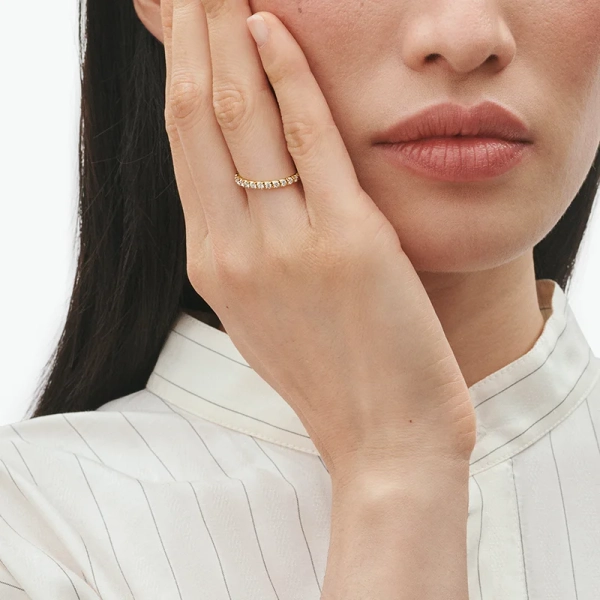 SS25_ECOM_ON-MODEL_SIGNATURE_LARGE_RING_20001324_Close-ups