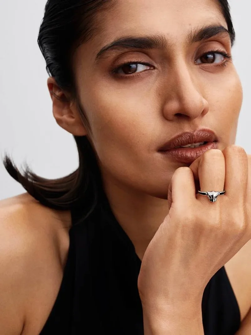 Marvel Black Panther Ring med djupsvarta konstgjorda ädelstenar och inskriptionen "WAKANDA FOREVER".