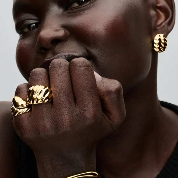 Räfflad Statementring Guld från Pandora Essence - Skapa en fashionabel aura med denna smyckesdetalj som utstrålar elegans och personlighet.