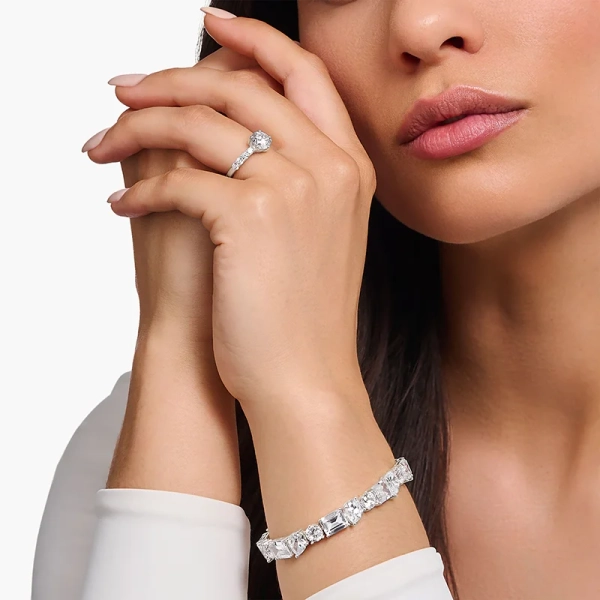 Solitärring med Glittrande Sidostenar - Thomas Sabo - Snabb leverans & paketinslagning - Nordic Spectra