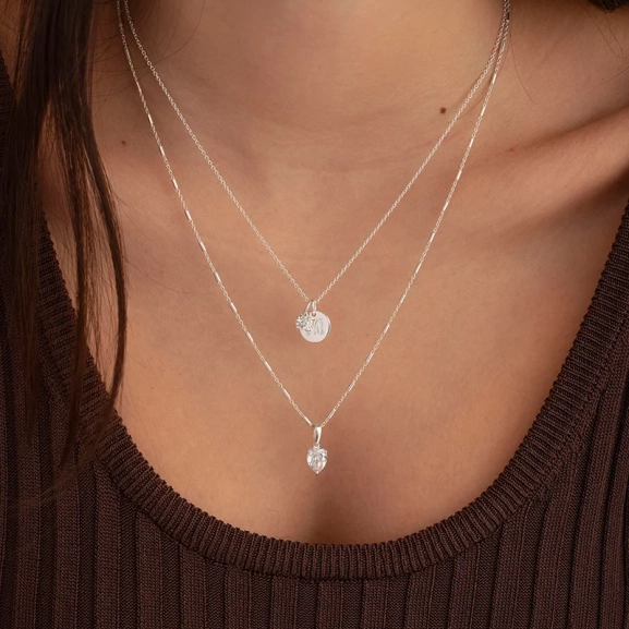 elegant halsband i återvunnet sterling silver med droppformad kubisk zirkon