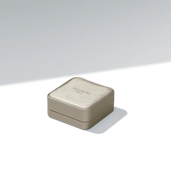 ett elegant halsband med en skimrande labbodlad diamant som utstrålar klassisk skönhet och kärlek.