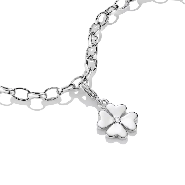 fyrklöverformad med klar cubic zirconia i mitten