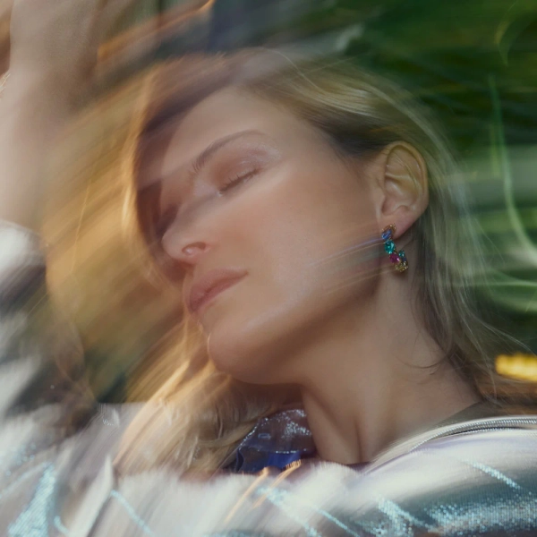 elegante Ringe aus 18 Karat vergoldetem Silber mit funkelnden Zirkonia.