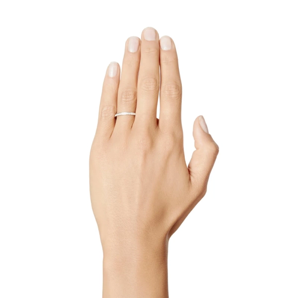 Stars & Signature Thin Ring Platinum från Efva Attling med 44 diamanter i kanalfattning på smal platinaskena.