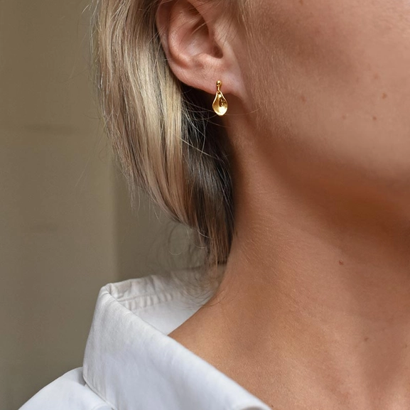 Gaias Grace Drop Studs Gold - Drakenberg Sjölin Örhängen - Snabb frakt & paketinslagning - Nordicspectra.se