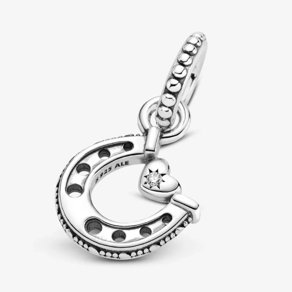 hjärtsymbol med gnistrande sten. Symbol för lycka och tur från Pandora Moments kollektionen.