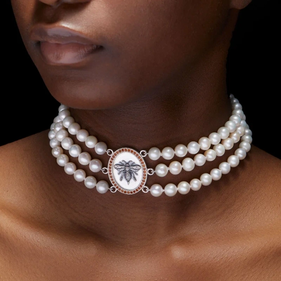Bee Three Strand Pearl Necklace - Maria Nilsdotter - 1-2 dagars leverans - Nordic Spectra