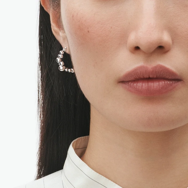 SS25_ECOM_ON-MODEL_MOONLIGHT GRAPES_EARHOOP_20001409_Close-ups