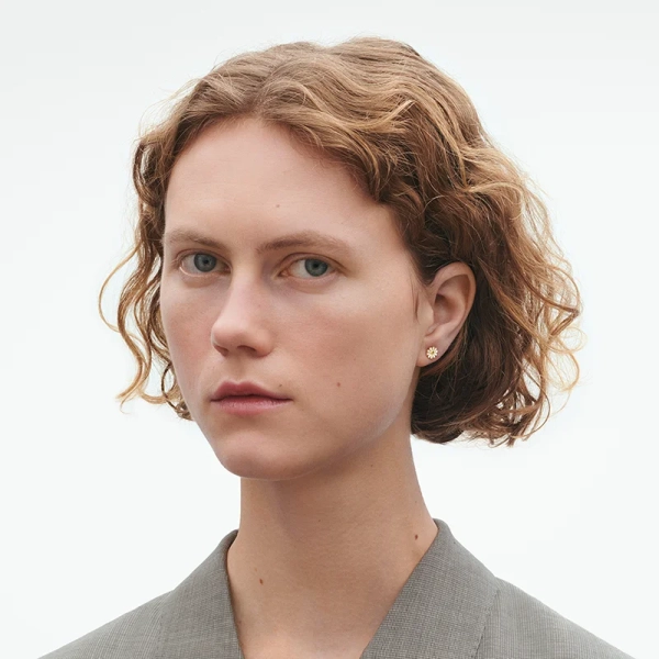AW25_ECOM_ON-MODEL_DAISY_EARSTUD_20001719
