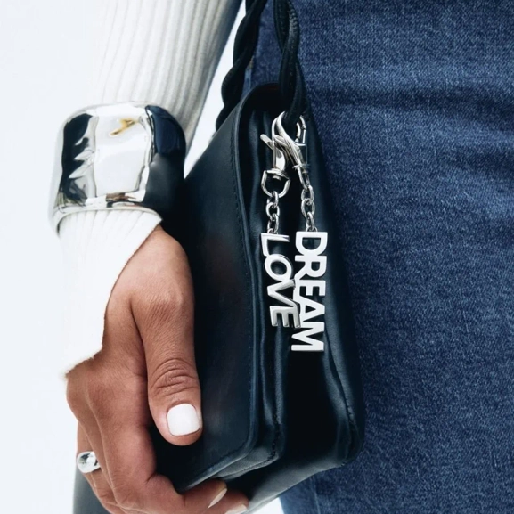 hjärtformad accessoar med elegant design