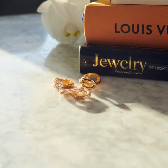 elegant och tunn ring i 18K guldpläterat silver med gnistrande cubic zirconia.