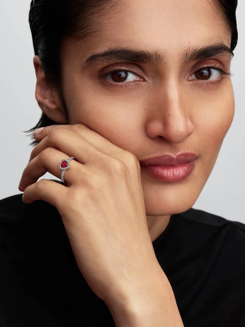 Upphöjda Hjärtan Mörkröd Ring från Pandora i silver med röd hjärtkristall och pavéinfattade stenar