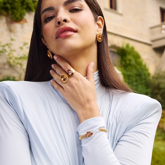 jossa tekstuuria ja vaaleanruskeaa Swarovski-kristallia Recreated Light Smoked Topaz -värissä