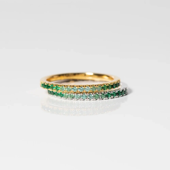 elegant och tunn ring i 18K guldpläterat silver med gnistrande grön cubic zirconia.