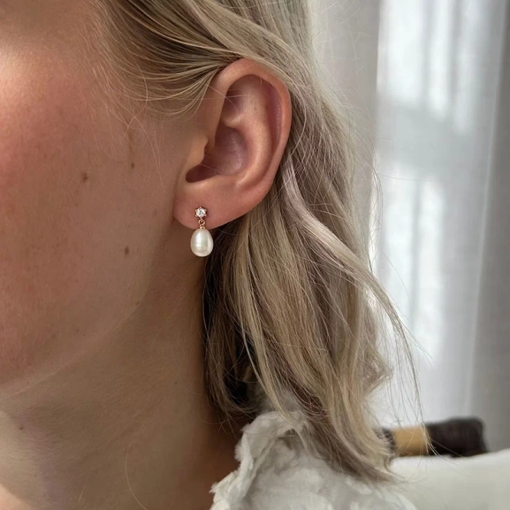 Daily Örhängen Guld med sötvattenspärlor och cubic zirconia i 18K guldpläterad mässing