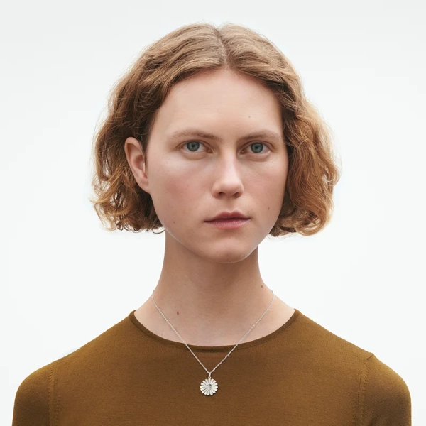 AW25_ECOM_ON_MODEL_DAISY_PENDANT_2025_20001534_1x1