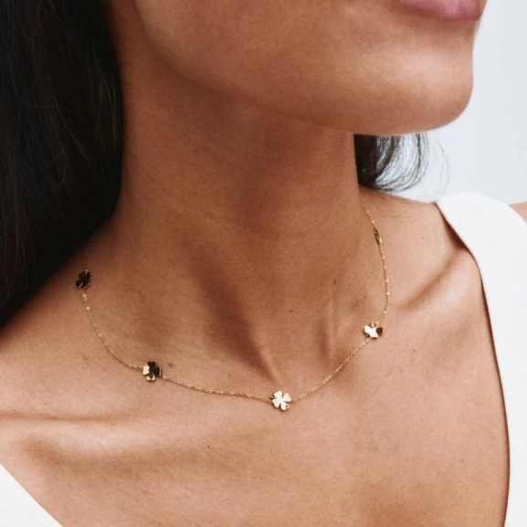 Halsband i 14K guldplätering med fem små stiliserade fyrklöver på kedjan