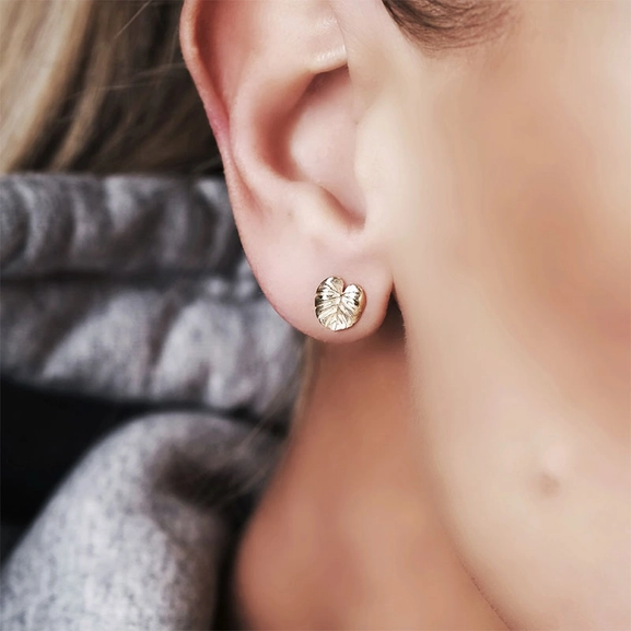Mini Palm Leaf Earrings Gold - Emma Israelsson - Snabb frakt & paketinslagning - Nordicspectra.se